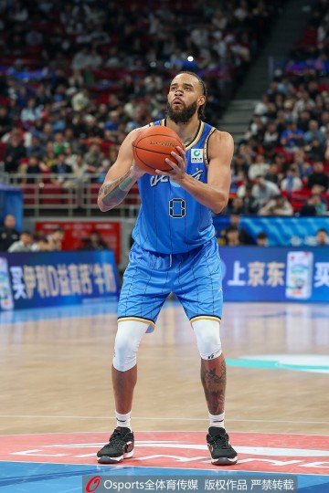 爱游戏体育中心-6投0中&amp;走步违例！郭艾伦打趣：今晚是属于麦基之夜 悲伤之夜